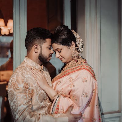 couple photoshoot pose