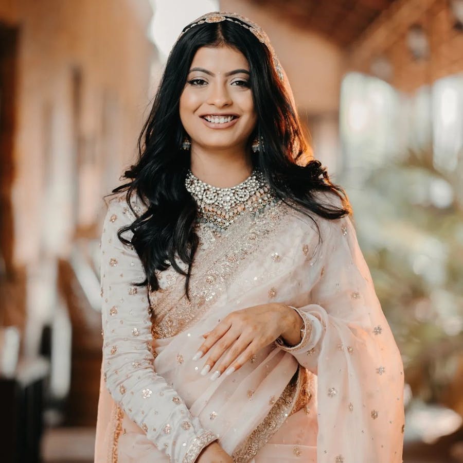 Bride in Chiffon saree and full sleeve blouse