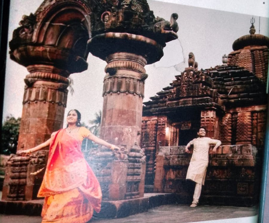 latest indoor pre wedding photoshoot ideas