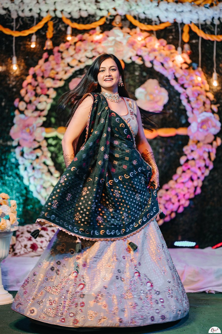 best mehendi poses for brides