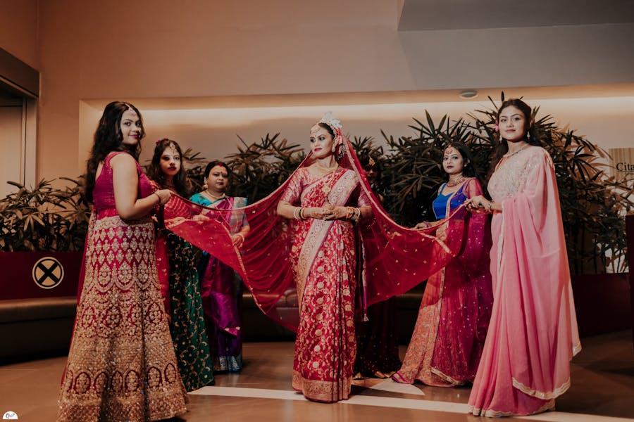 bridal poses with veil