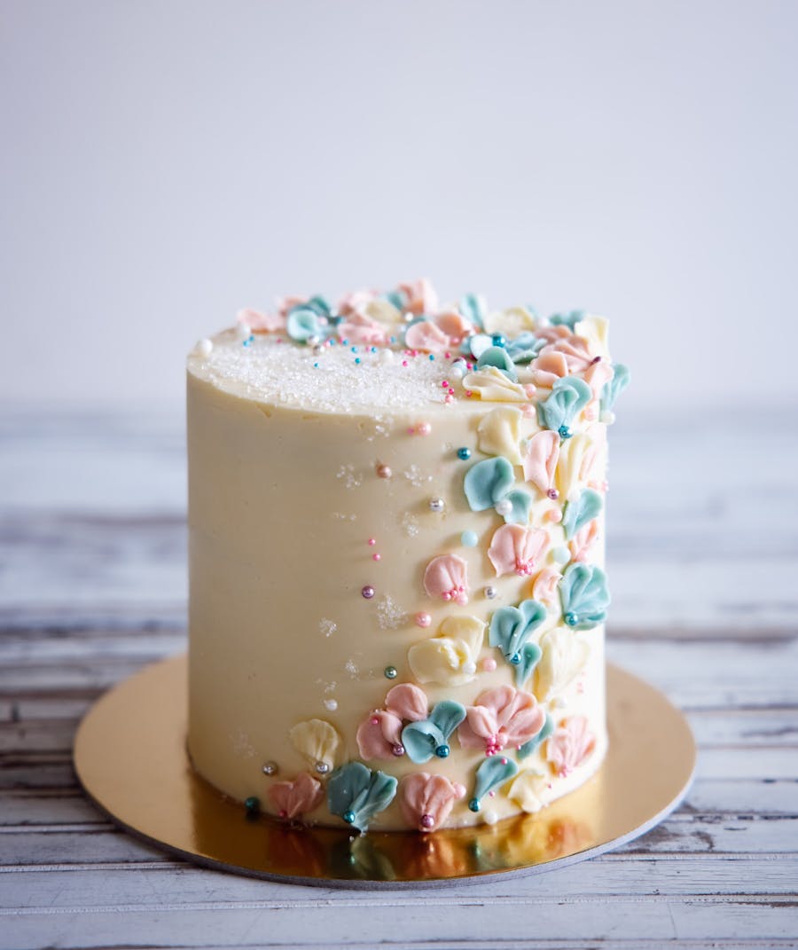 Wedding cakes with pearl decoration
