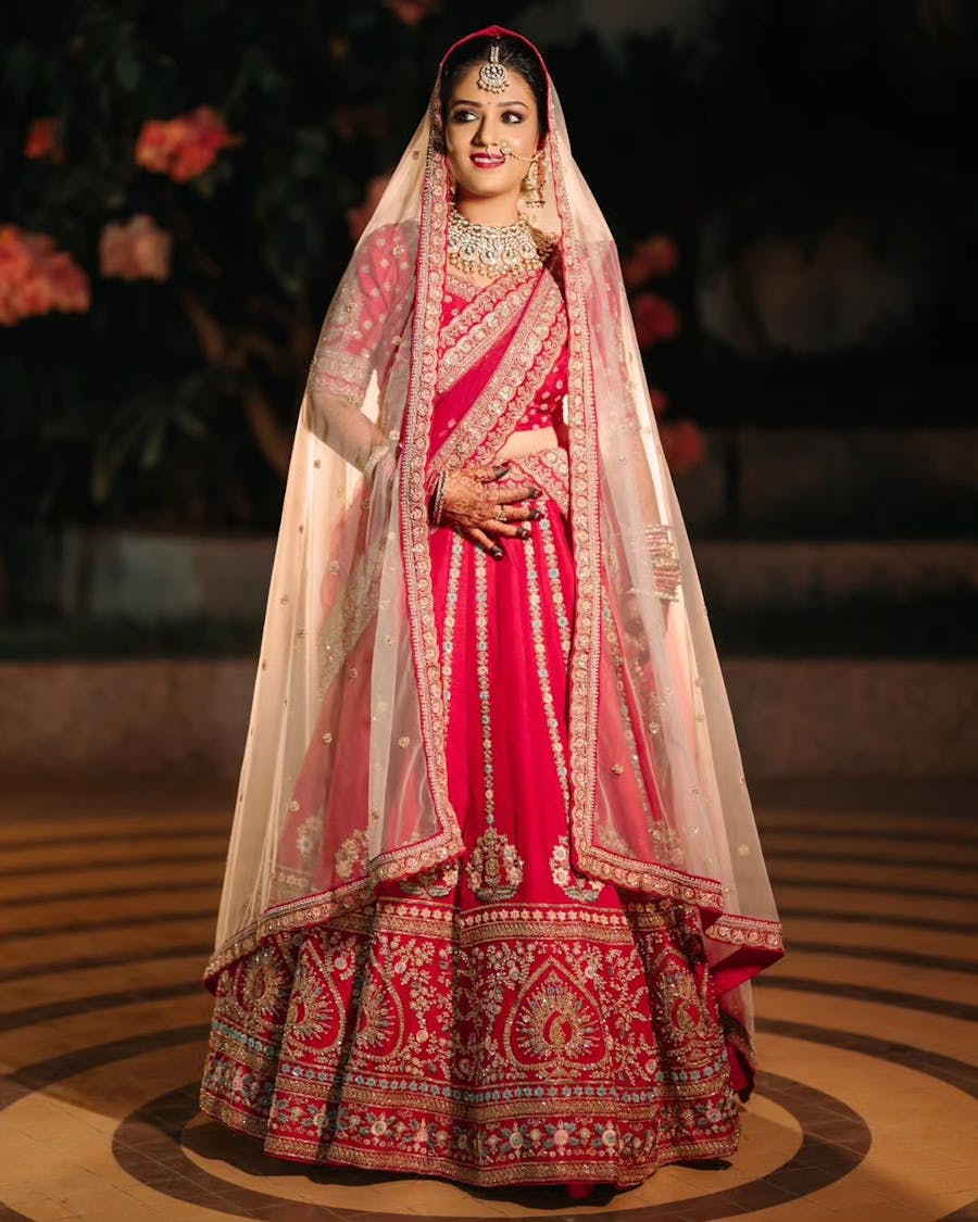 bride posing for single pic in lehenga