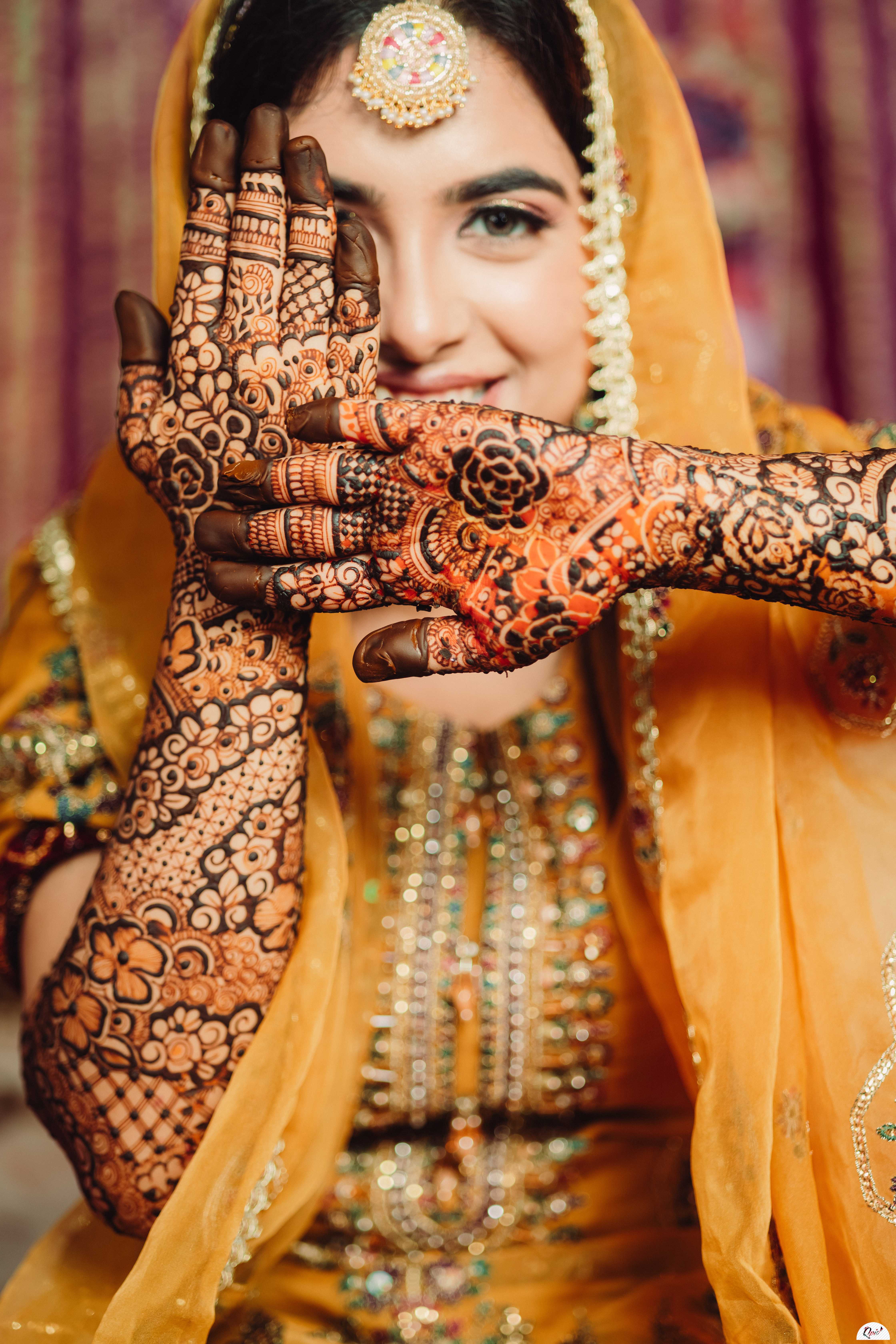 Royal mehndi design on bride's hand