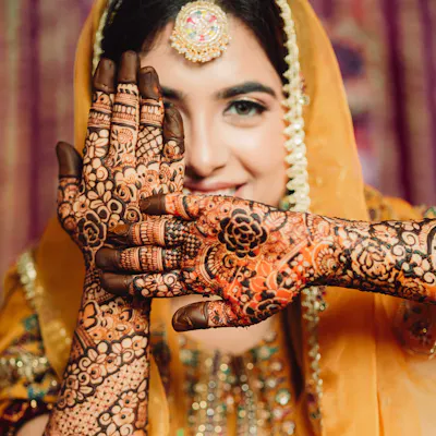 Royal mehndi design on bride's hand