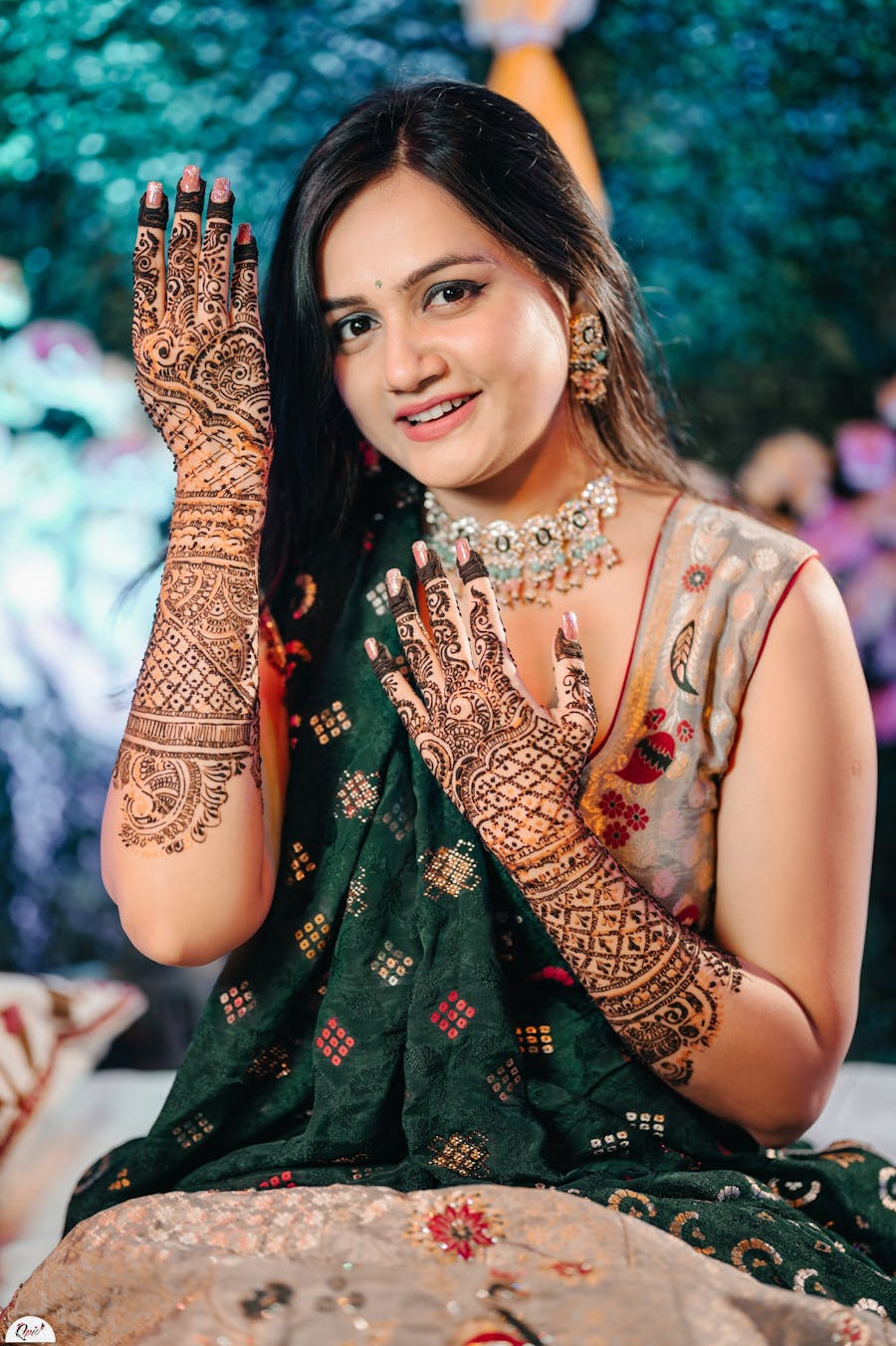 best mehendi poses for brides