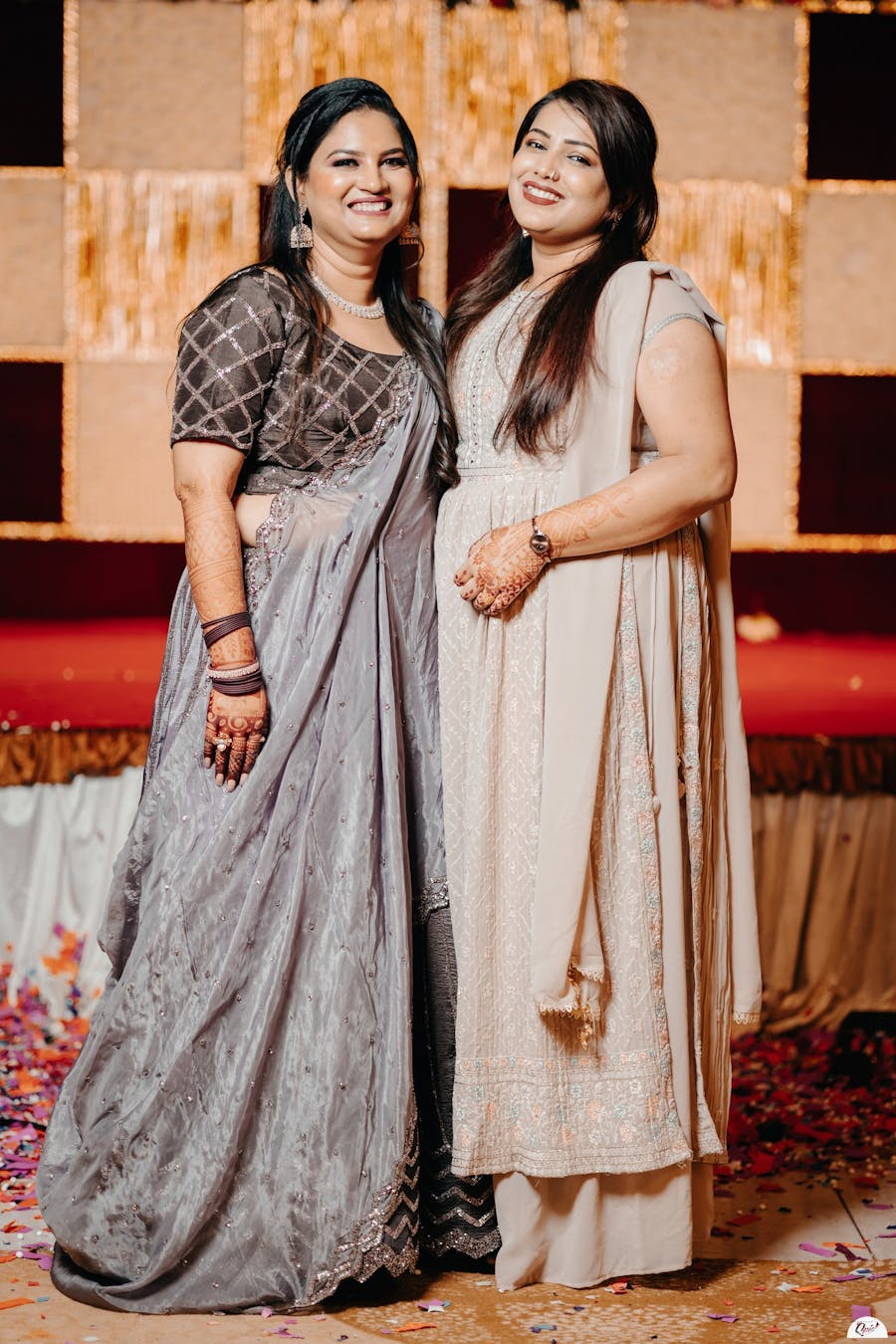 best mehendi poses for brides