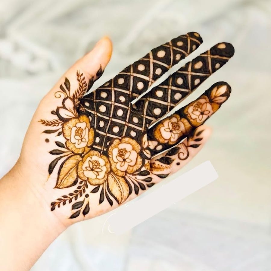 criss cross finger mehndi design