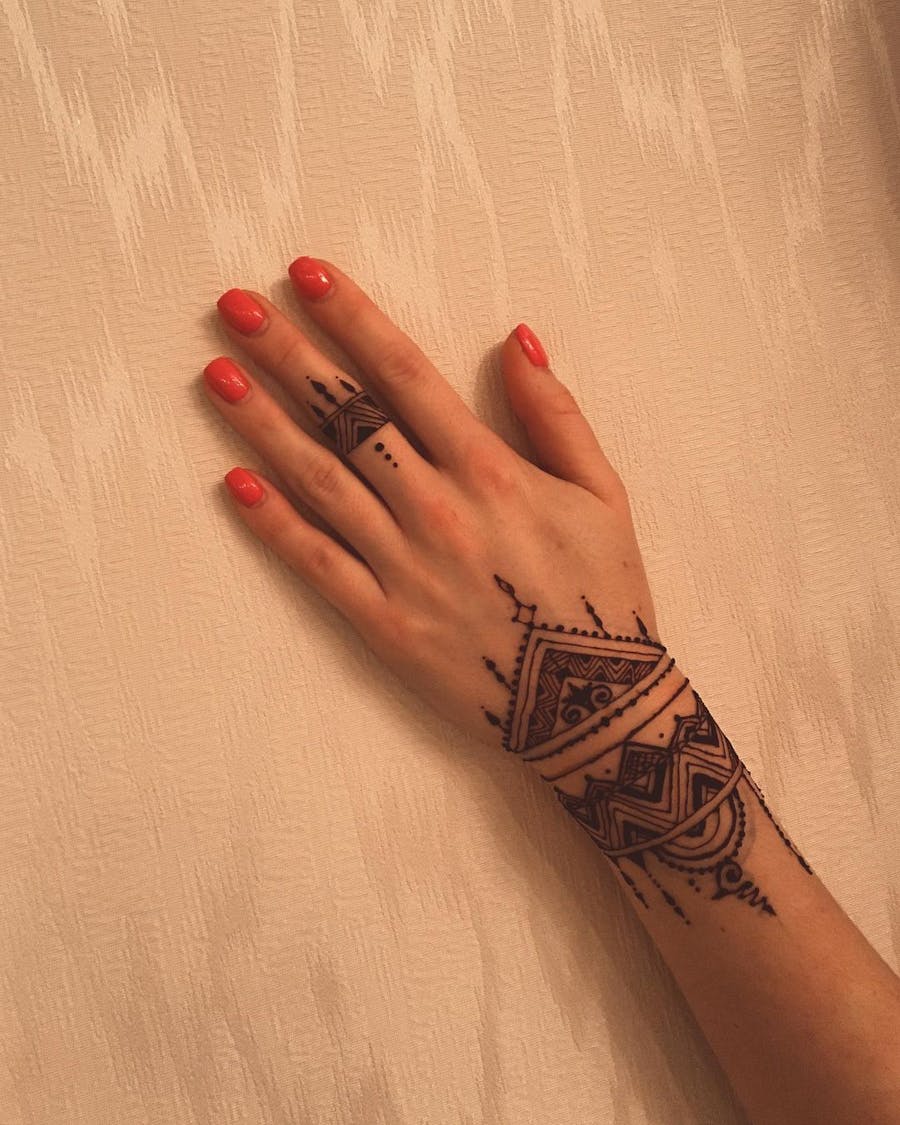 simple modern bengali mehndi design