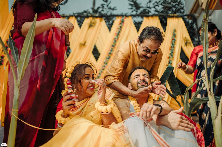 candid haldi photo