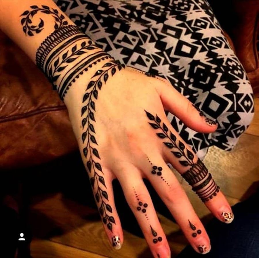 leafy pattern finger mehndi design