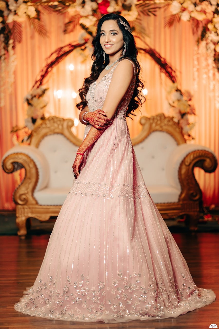 best mehendi poses for brides