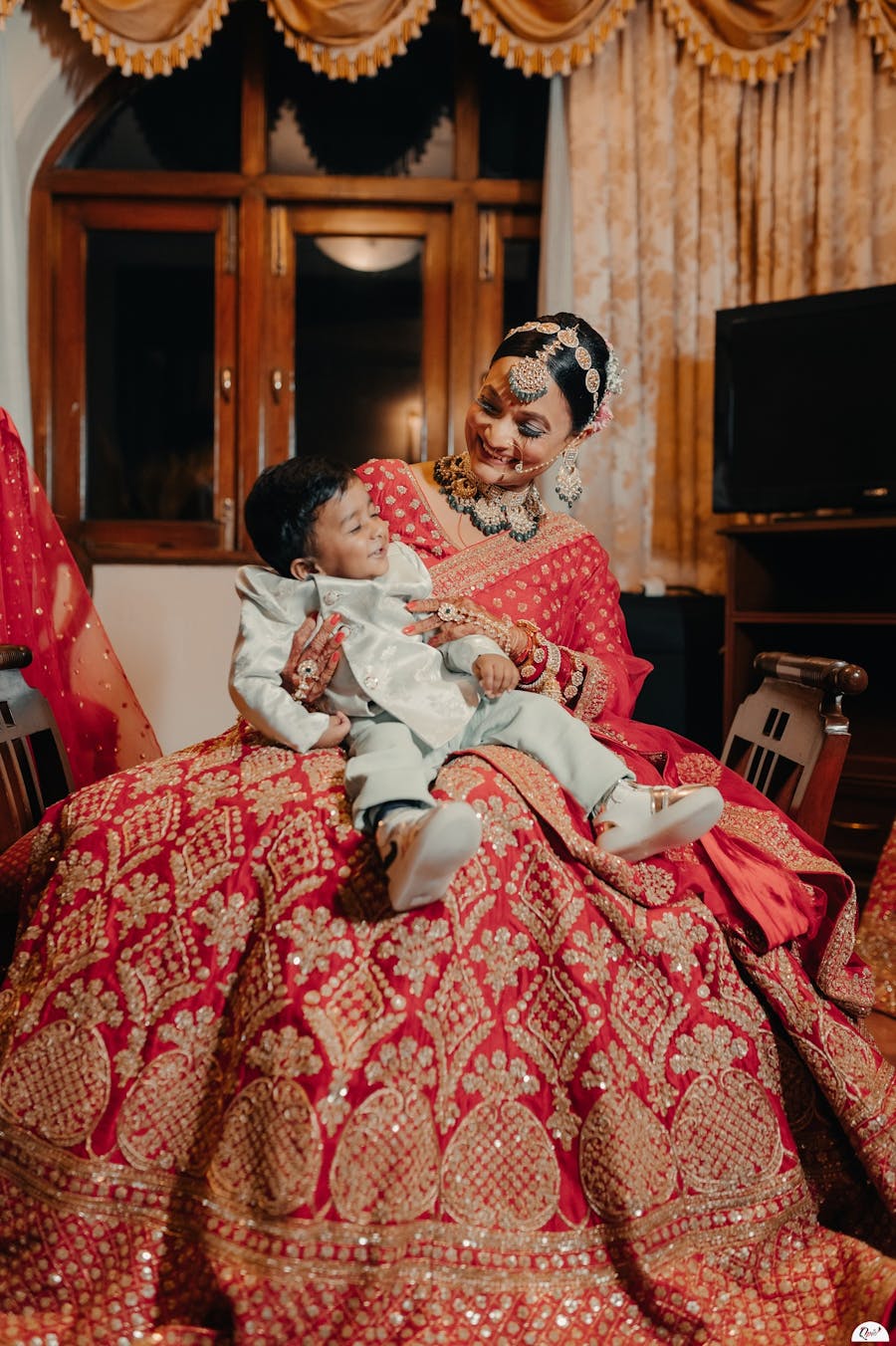 best mehendi poses for brides