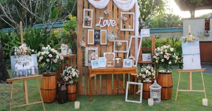Creative ideas to use engagement pictures in wedding events