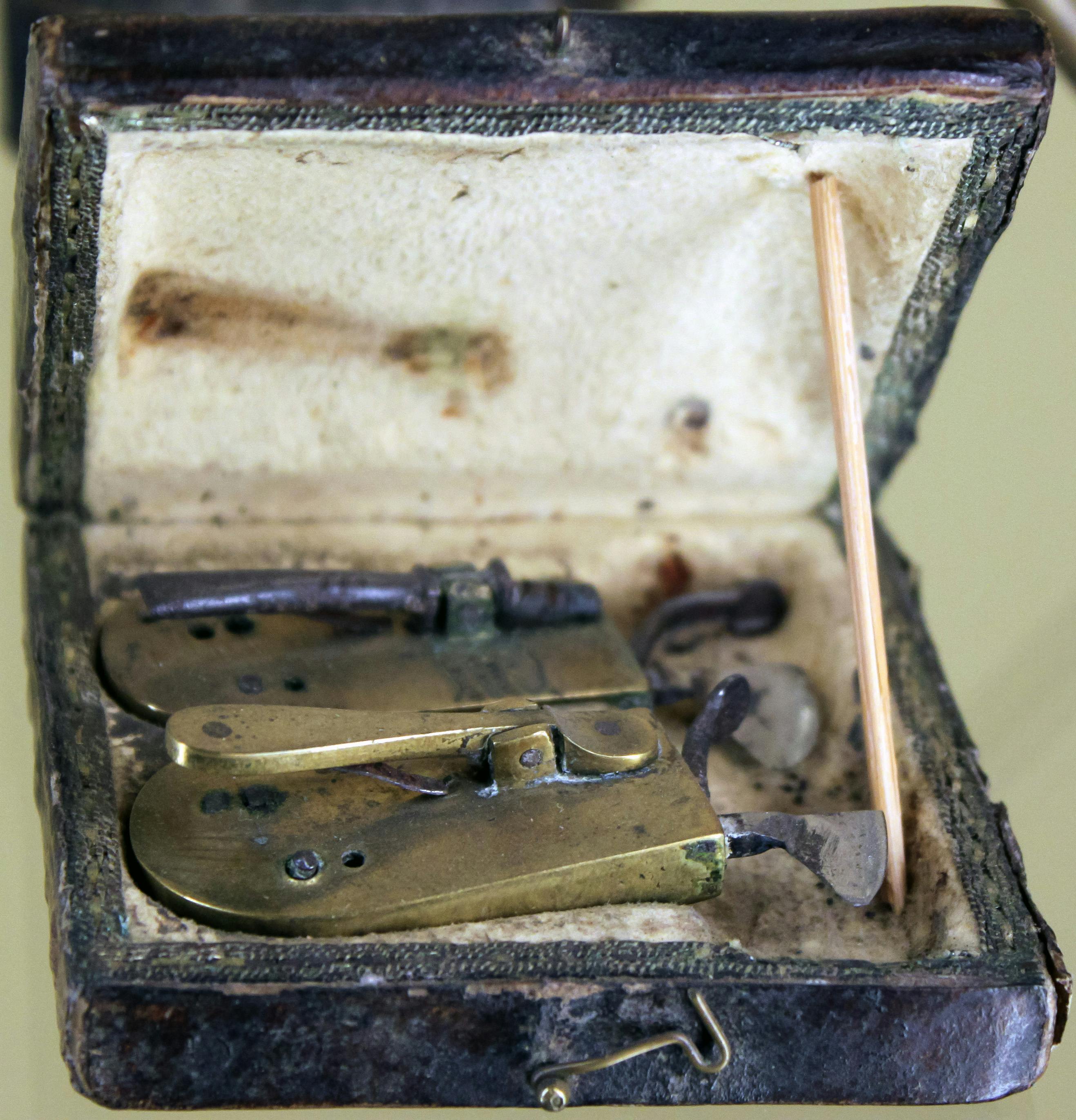 Conjunto de instrumentos para efectuar sangrias de um barbeiro-cirurgião, início do século XIX, fonte: Märkisches Museum Berlin