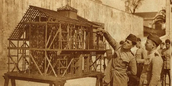 Imagem @CamaraLisboa Esta maquete, uma miniatura de Gaiola Pombalina pertencente ao Regimento de Sapadores Bombeiros, serviu durante anos para instruir aos bombeiros o tipo de estrutura de madeira que iam encontrar em caso de incêndio em edifícios da Baixa de Lisboa.