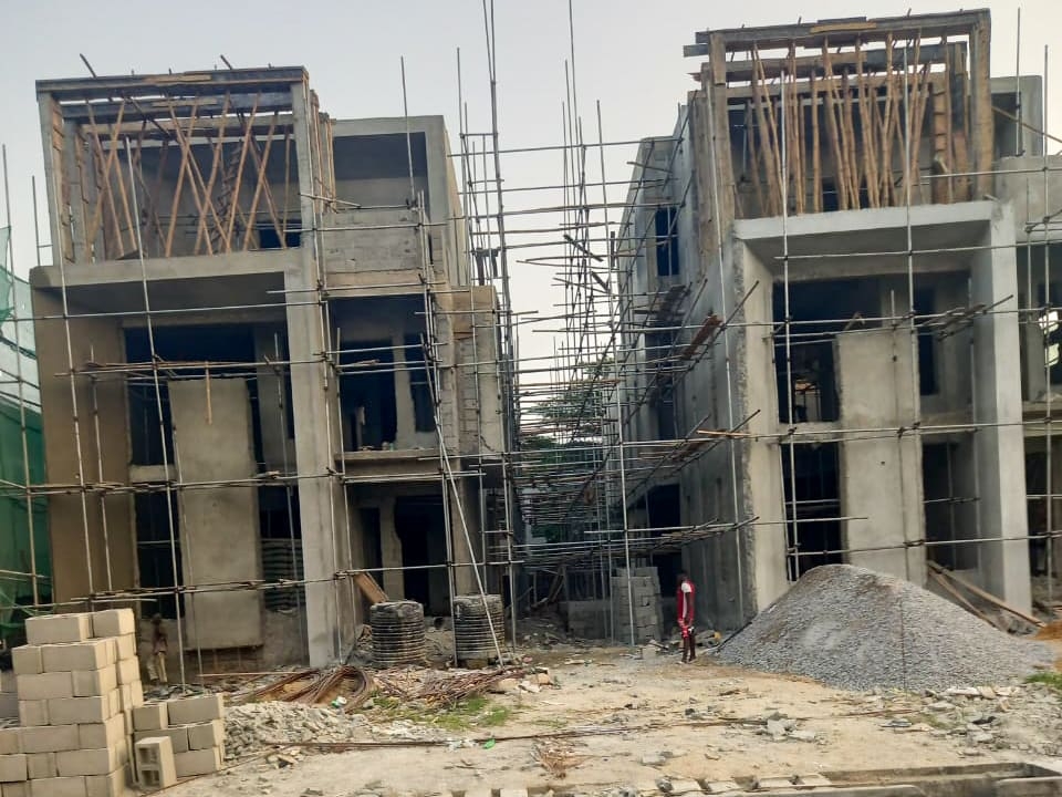 Detached duplex building