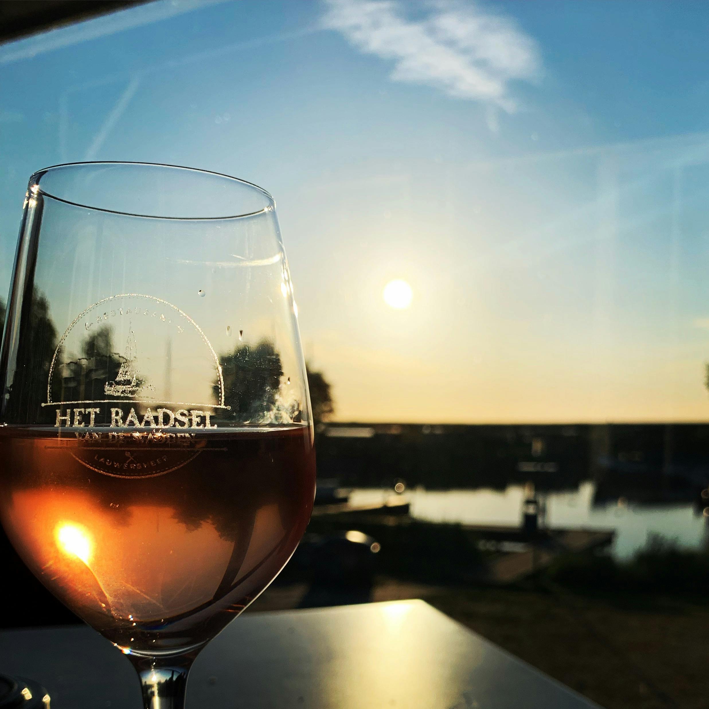 Rosé wijnen Per glas Per karaf Per fles
Pinot Grigio rosé (Italië - Sicilië)
Lichtroze van kleur. Geuren van aardbeien, frambozen en bloemen. Licht, fris en droog in de mond
Miraval rosé (Frankrijk - Provence)
Bleek zalmroze van kleur met aroma's van vers rood fruit en bloemen. Elegante wijn met frisse zuren en delicate tonen van fruit
5.50 17.50 26.50 - - 49.50