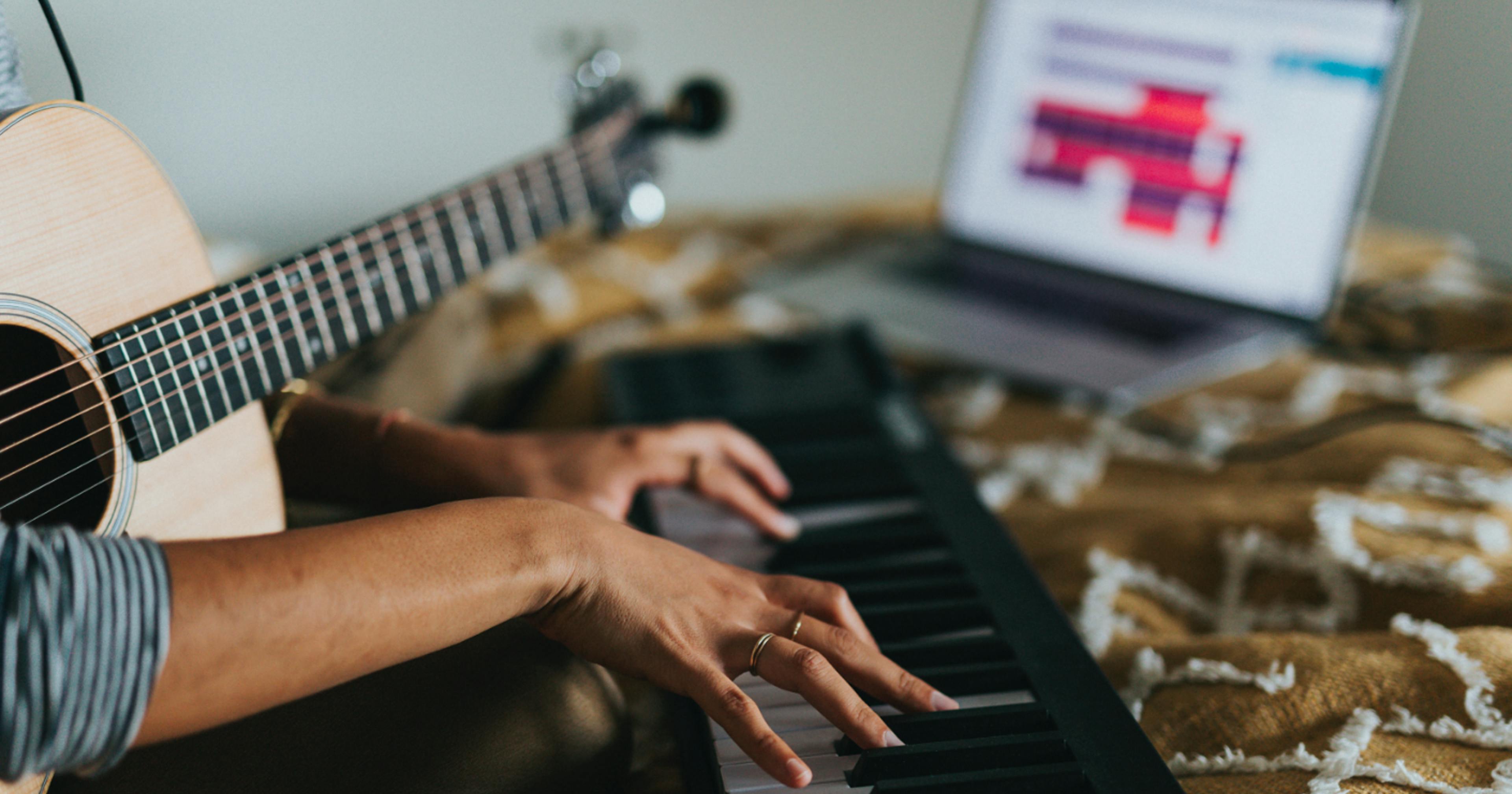 online piano lesson keyboard laptop guitar
