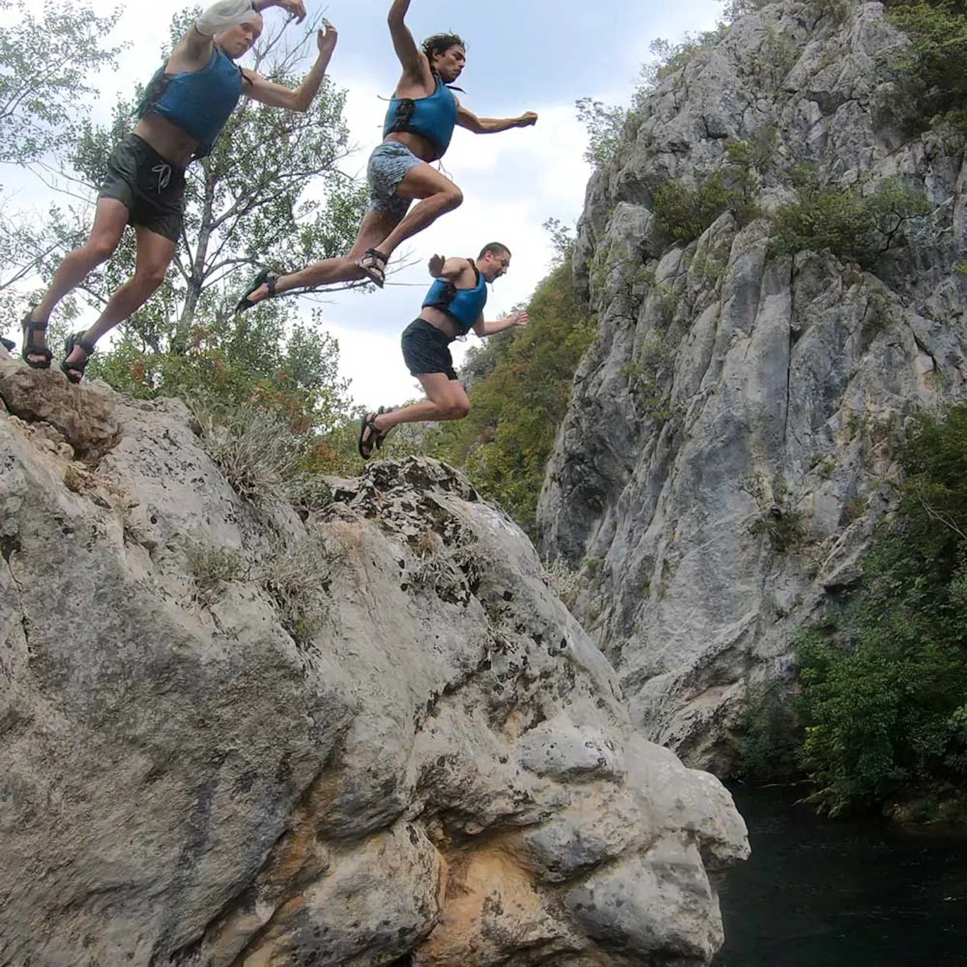 cliff jumping on river cetina rafting trip