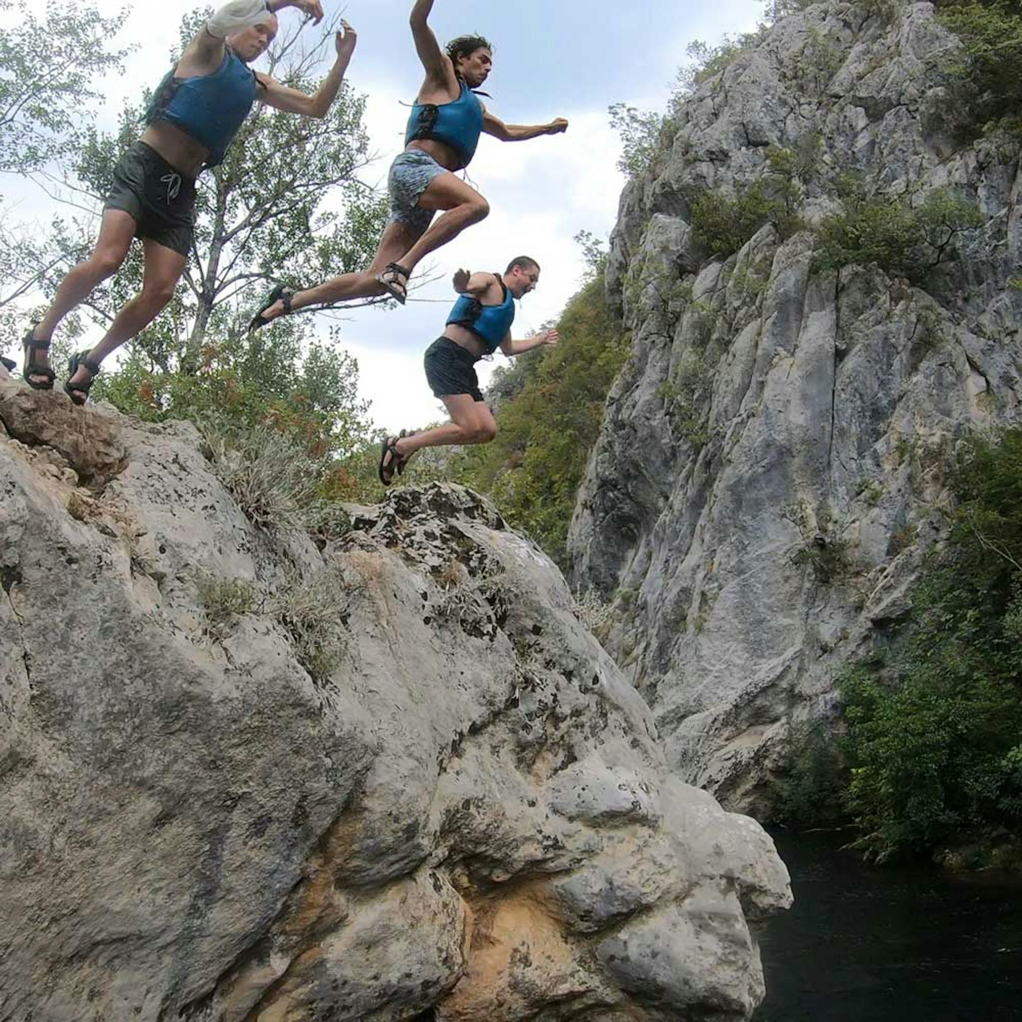 cliff jumping on river cetina rafting trip