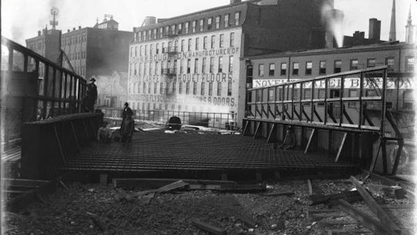 Imagen en blanco y negro del puente del tren sobre la calle 13 en construcción