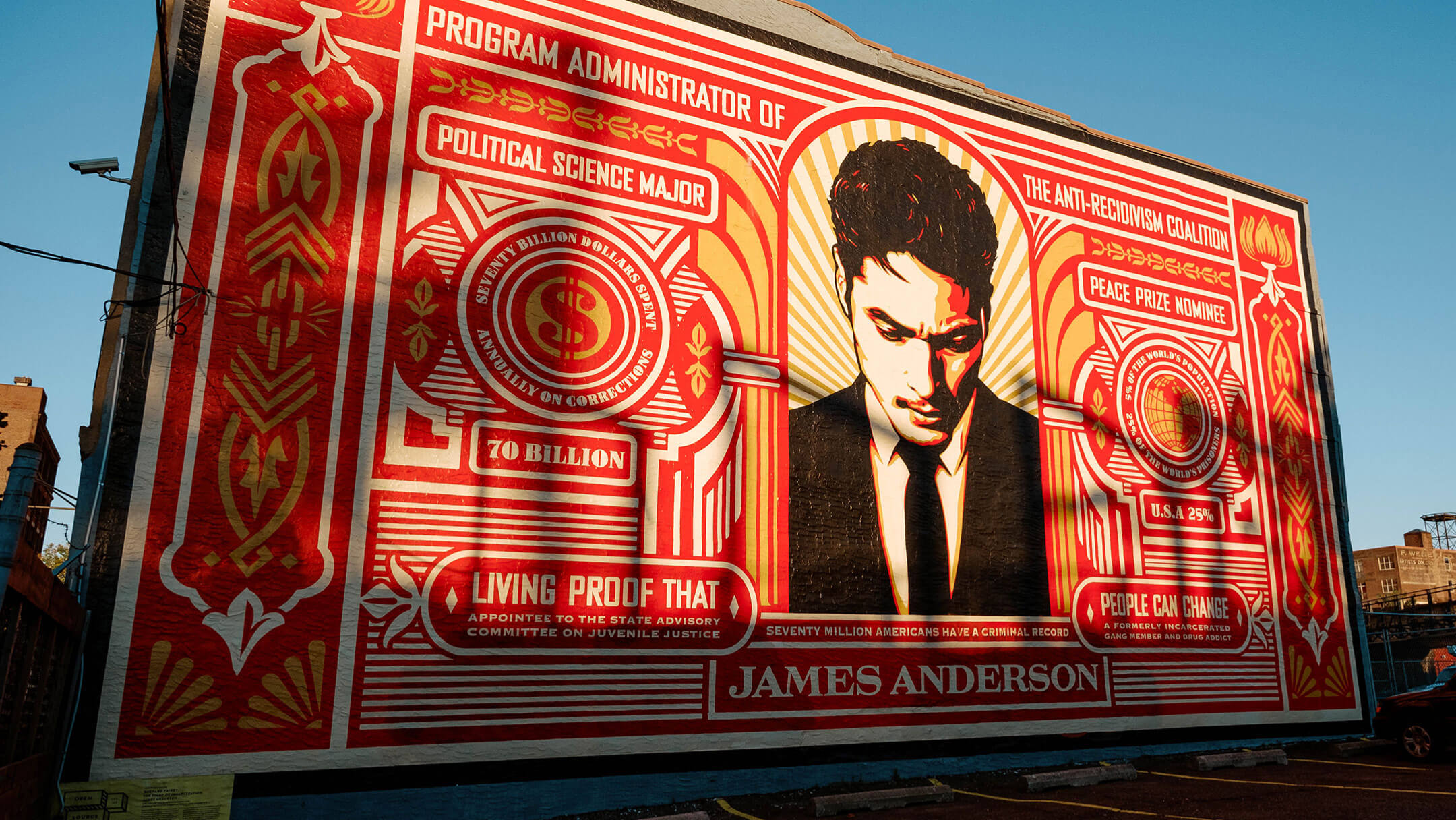 Shepard Fairey 壁画的低角度视图