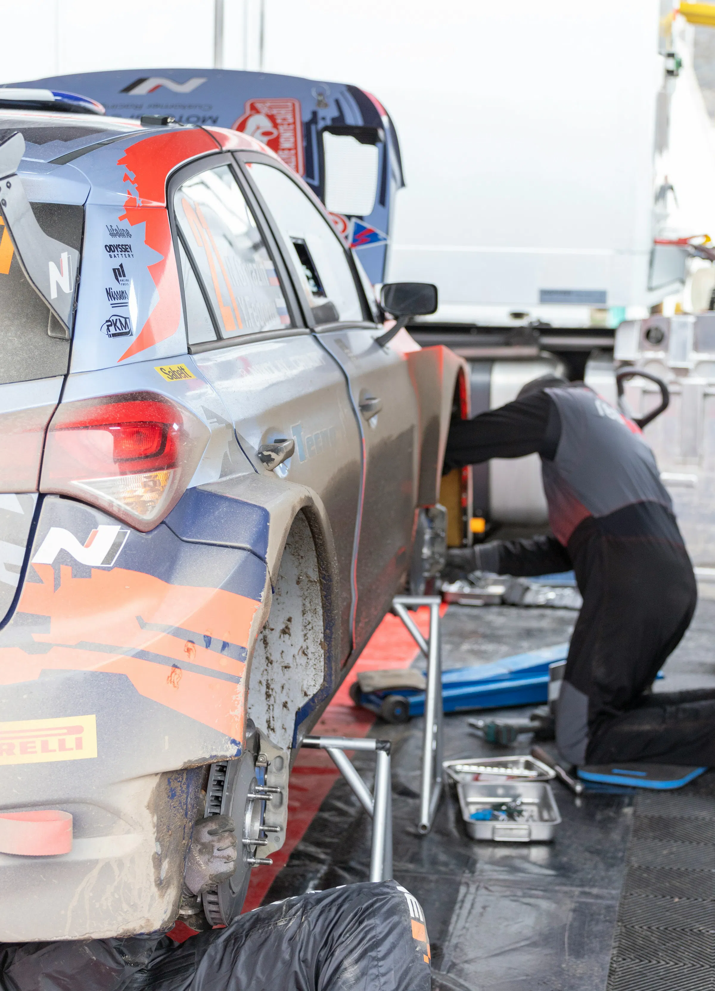 Image d'un mécanicien qui répare une voiture de rallye