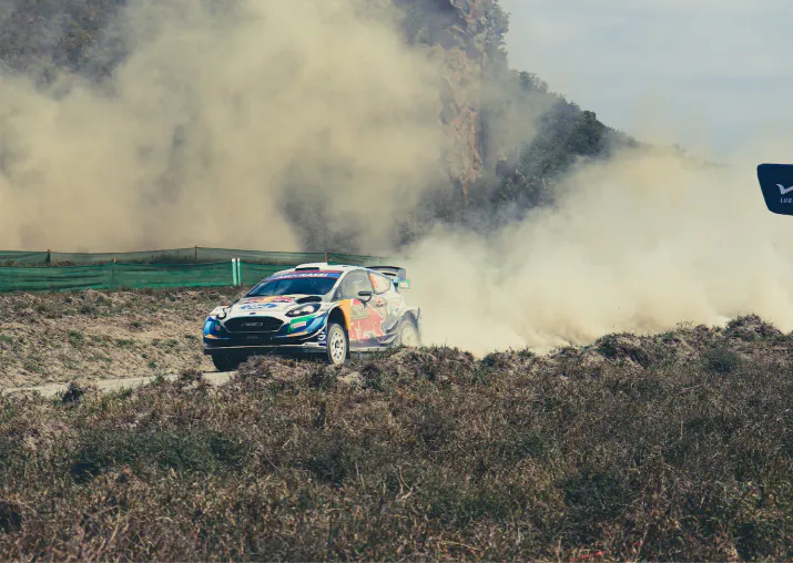 Image de voiture de rallye à fond