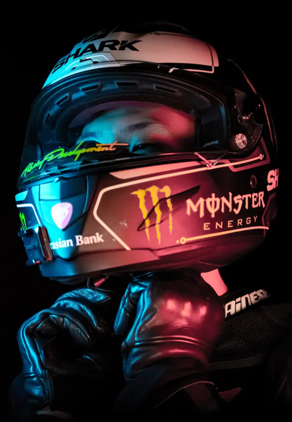 Image d'un pilote de rallye en shooting photo