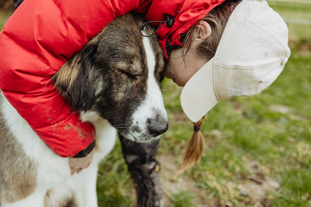 Arnold wird geknuddelt
