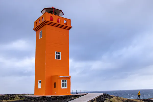 Appelsínugulur viti við ströndina