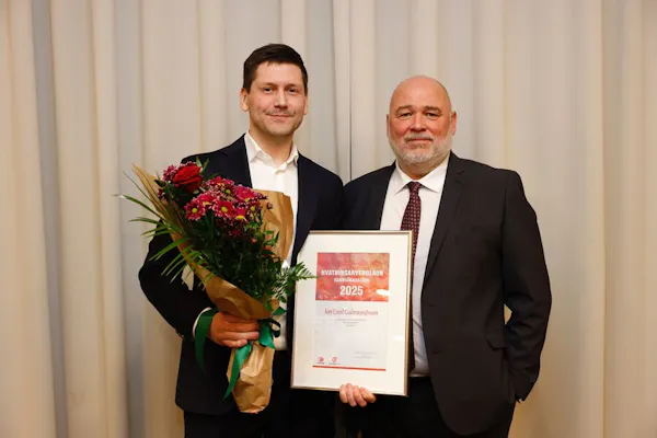 Tveir menn, handhafi verðlauna og ráðherra