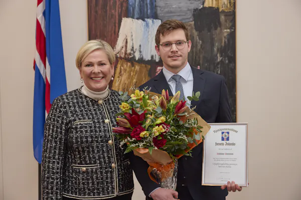 Forseti Íslands og handhafi verðlaunanna stilla sér upp