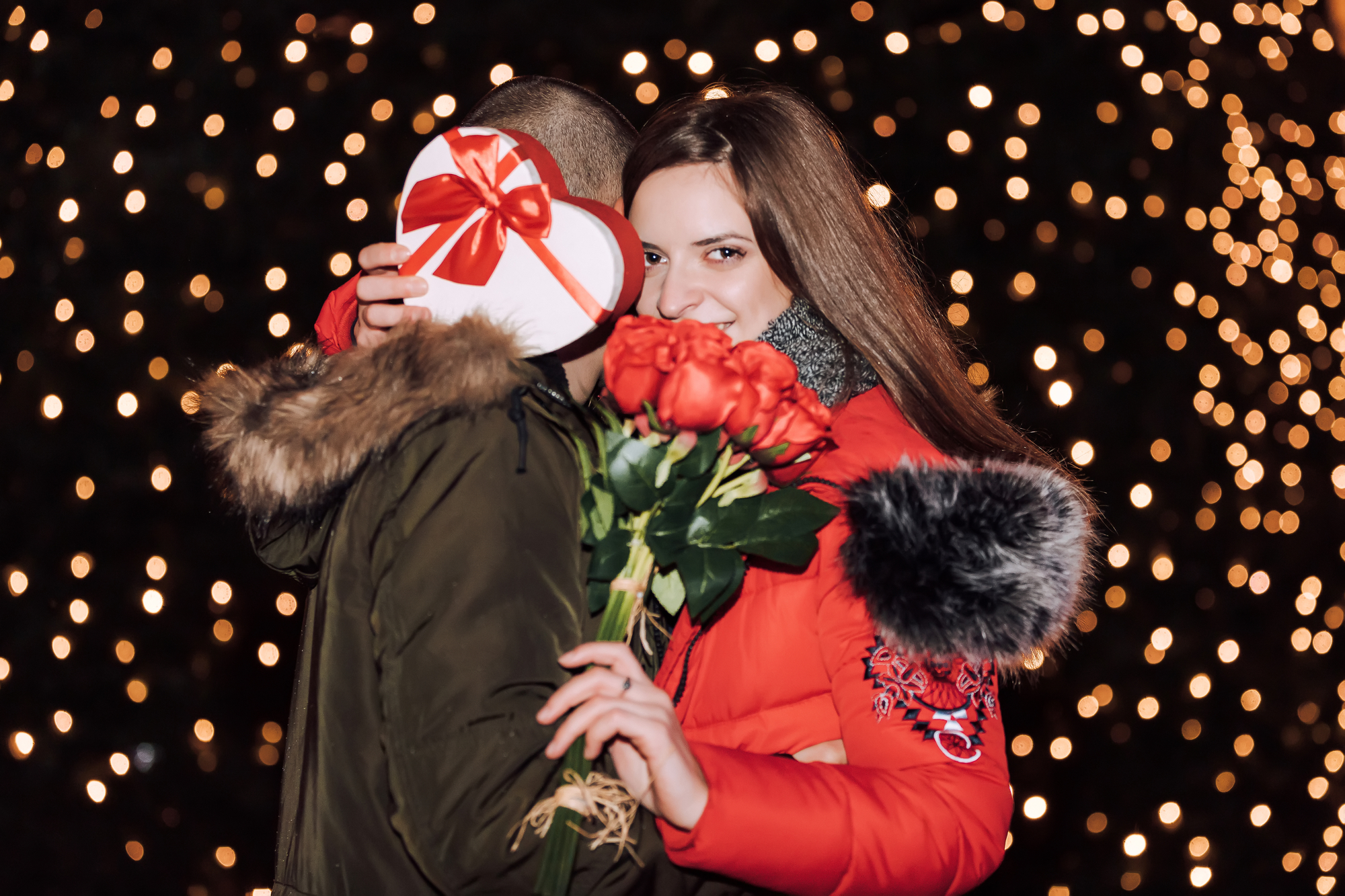 Vrouw krijgt hartvormig cadeautje en rozen van