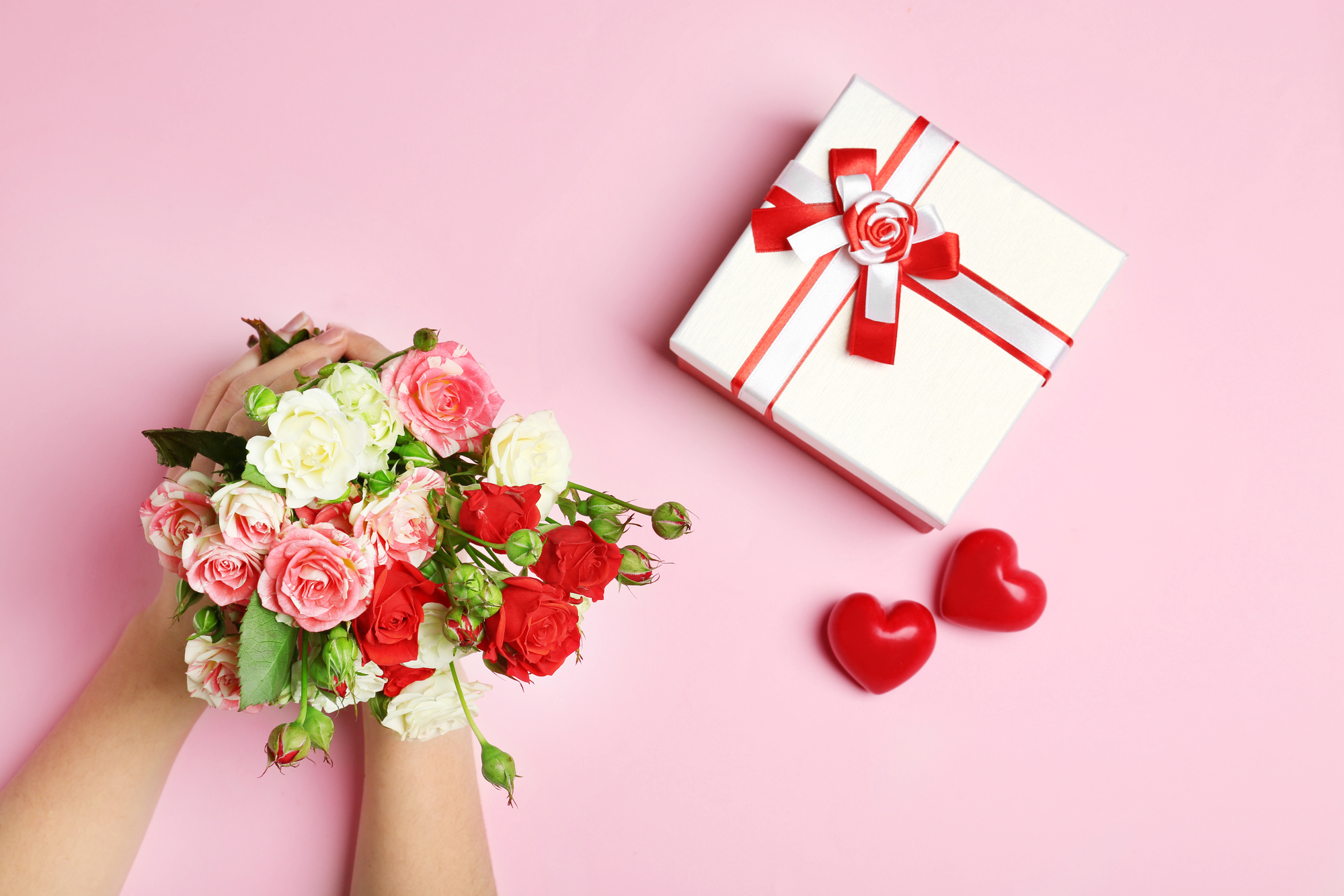 Een boeket, cadeautje en rode hartjes