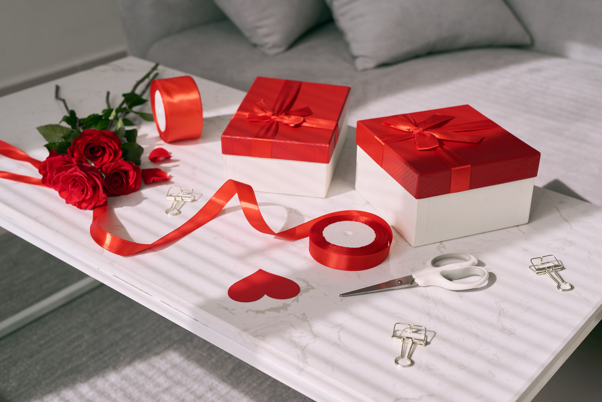 Cadeautjes die worden ingepakt met rood lint