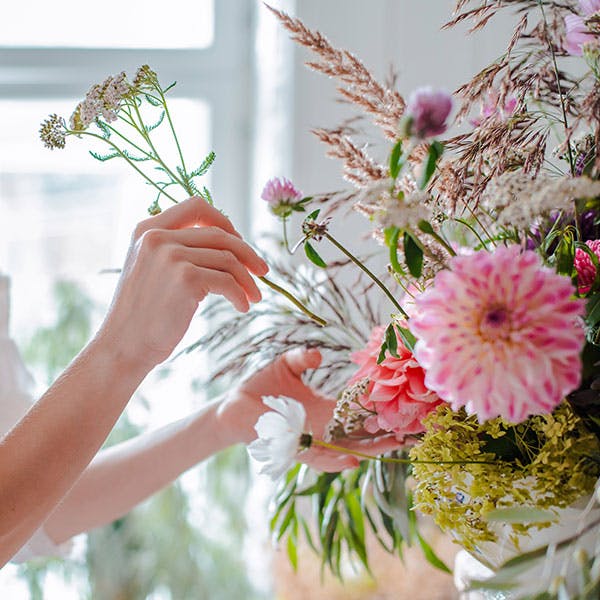 Bloemist maakt bloemen op