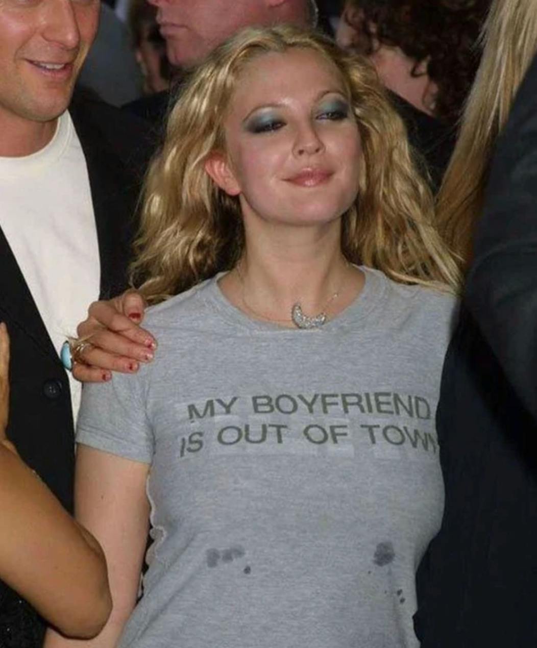 Drew Barrymore sports a graphic tee with text that says "My boyfriend is out of town" Drew Barrymore sports a graphic tee with text that says "My boyfriend is out of town"