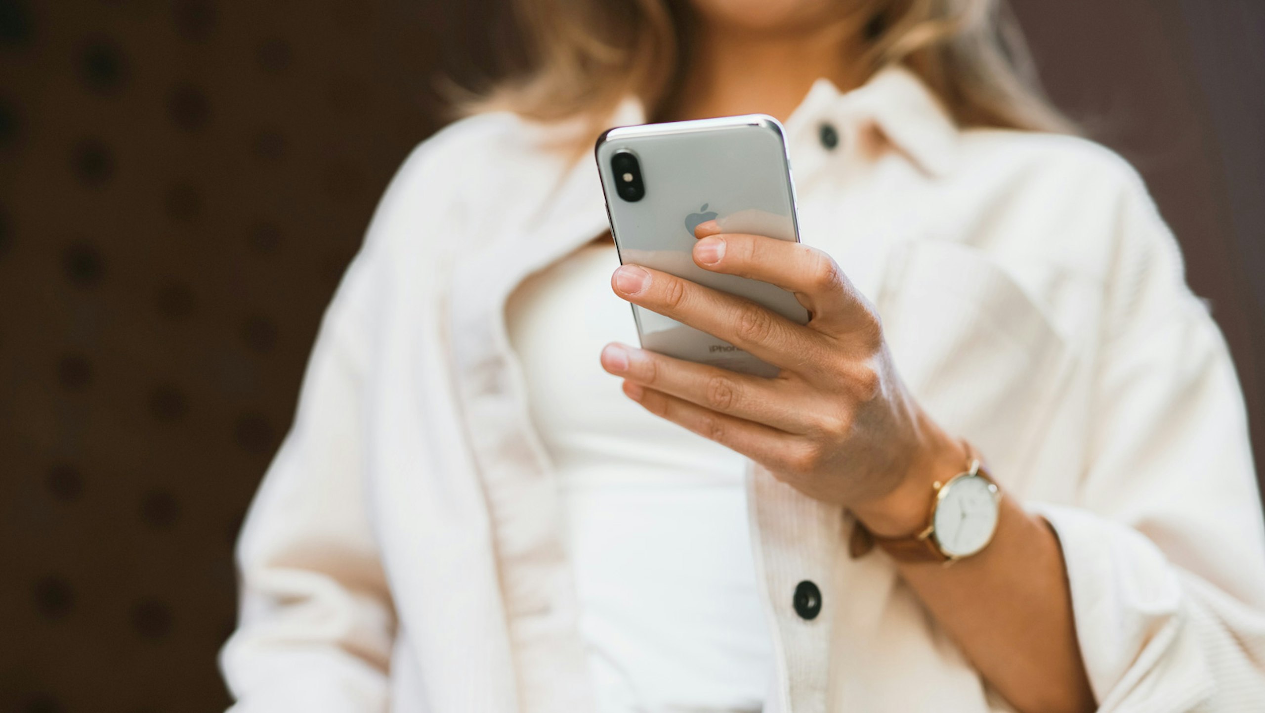 women holding a iphone
