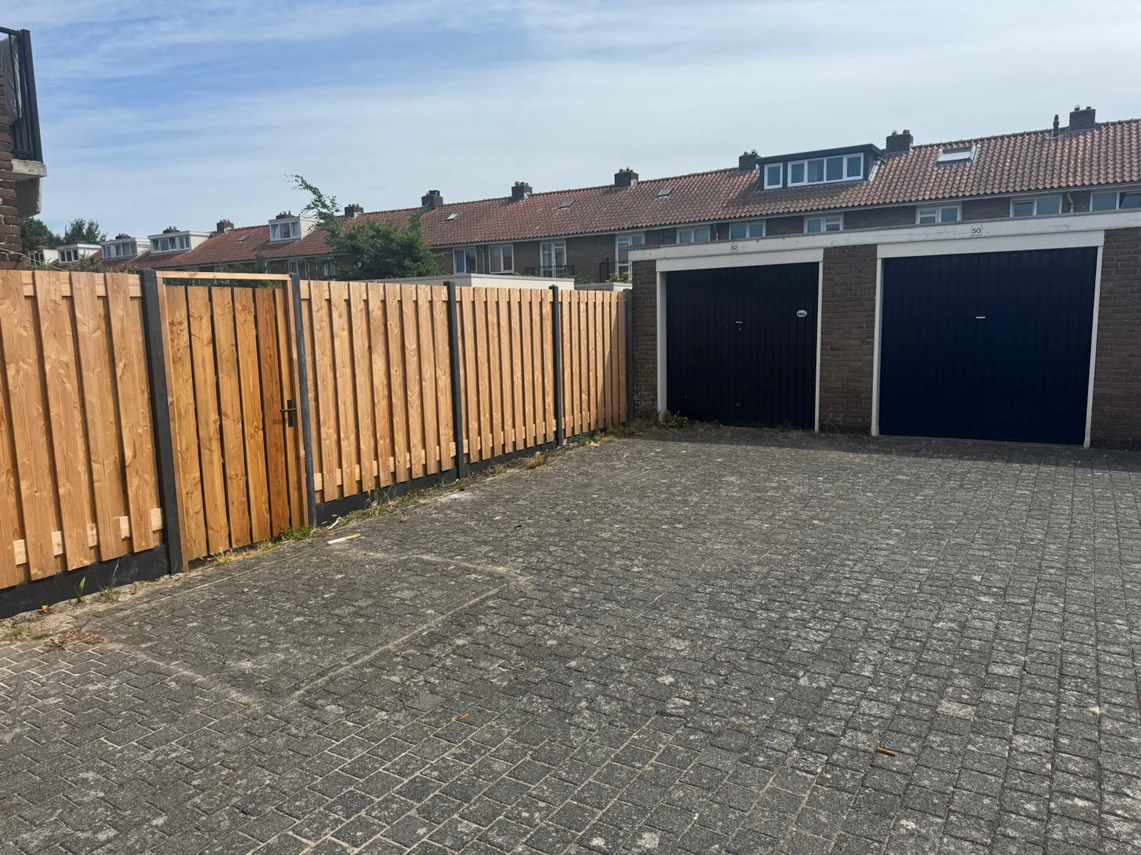 Voorkant garage vanaf afstand