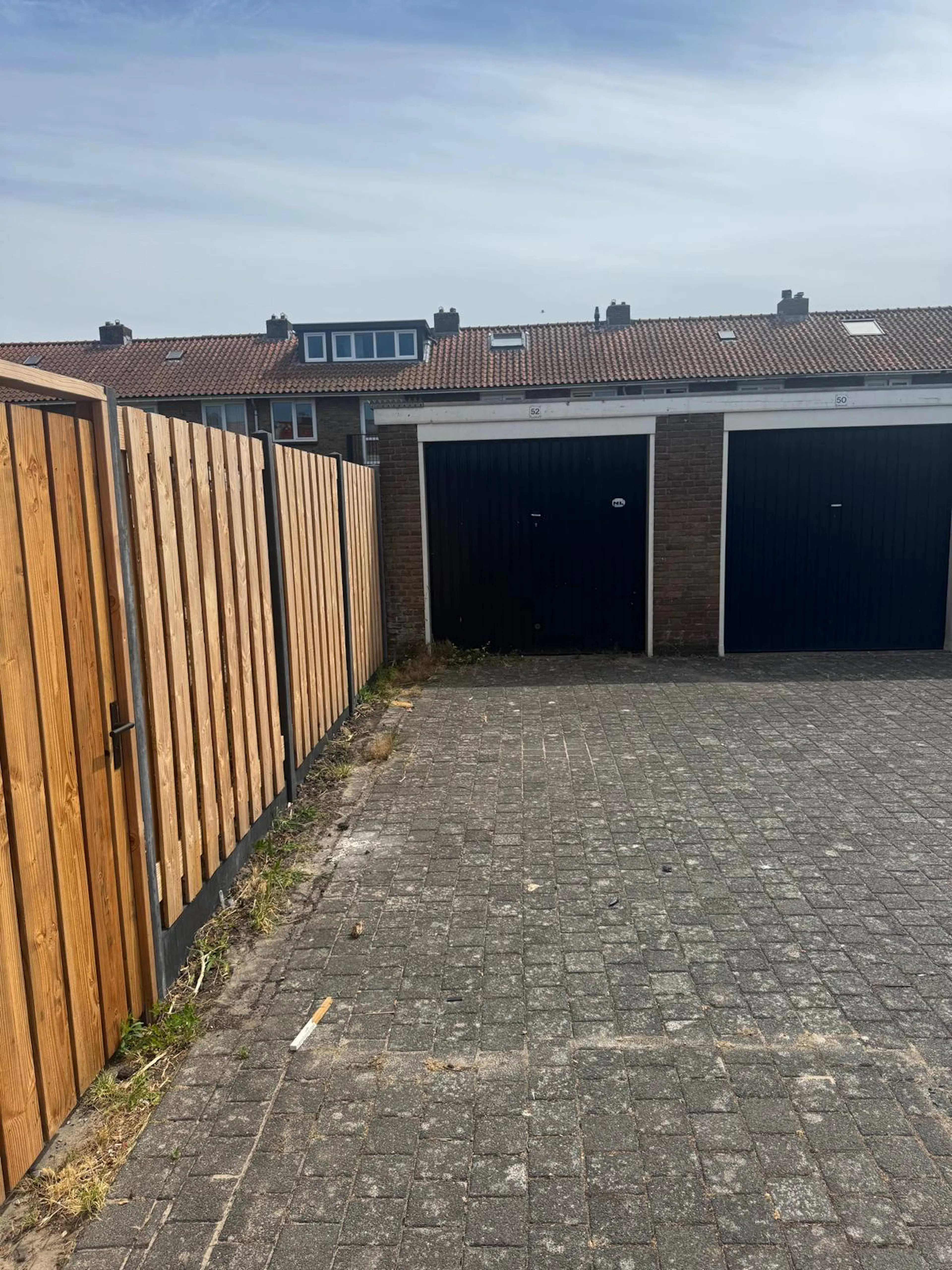 Voorkant garage vanaf afstand