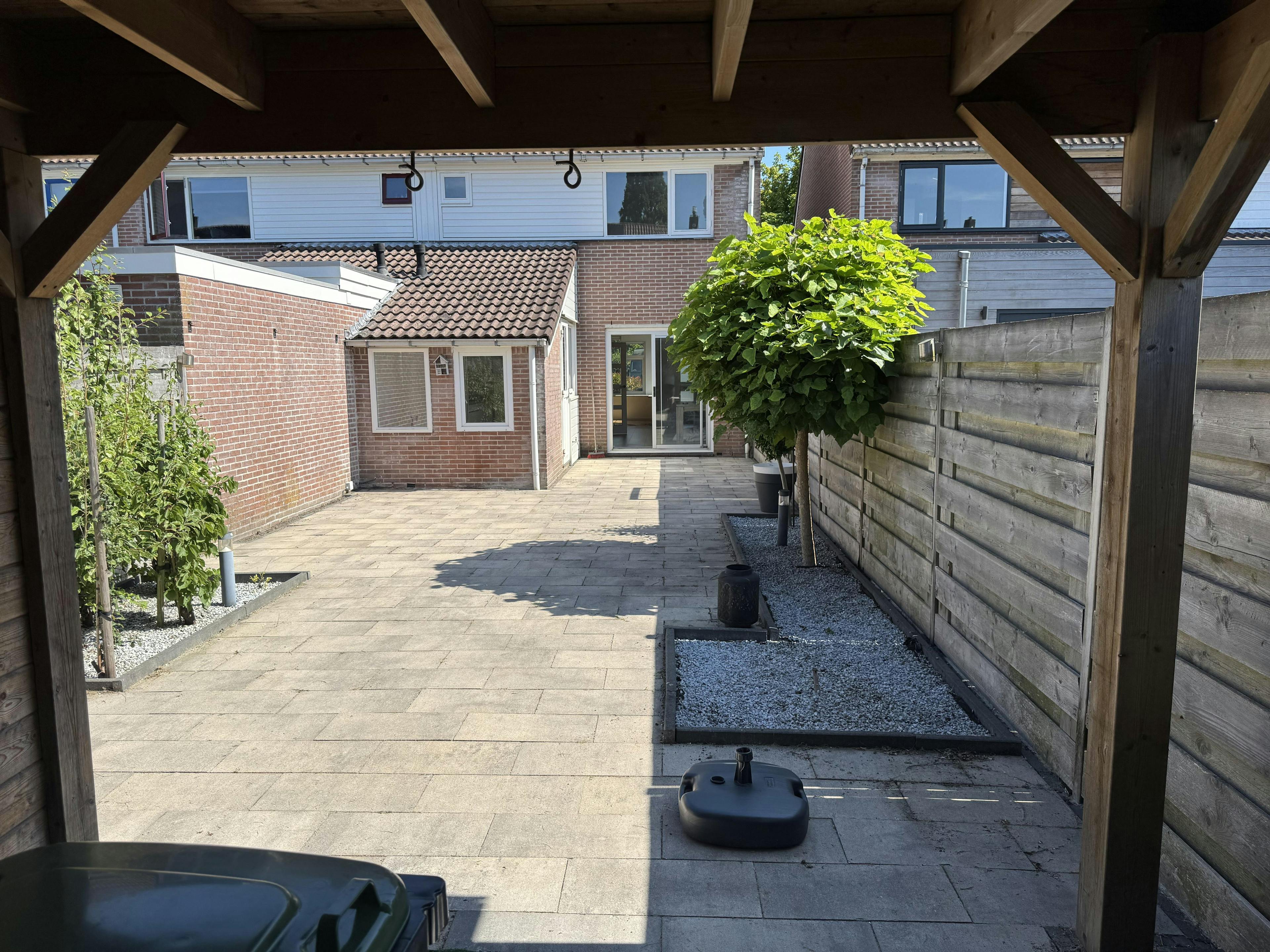 Achtertuin met zicht op woning