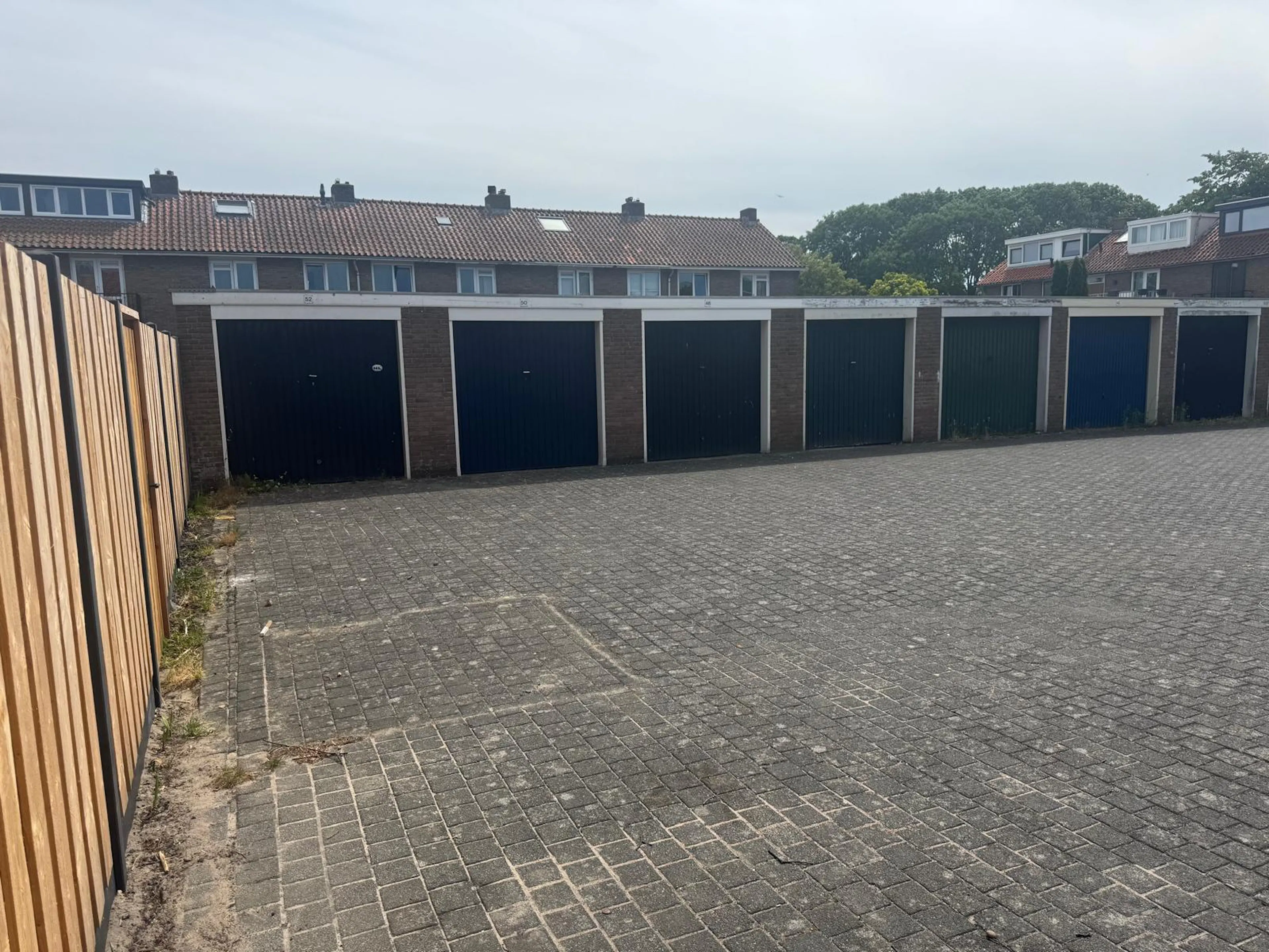 Voorkant garage vanaf afstand