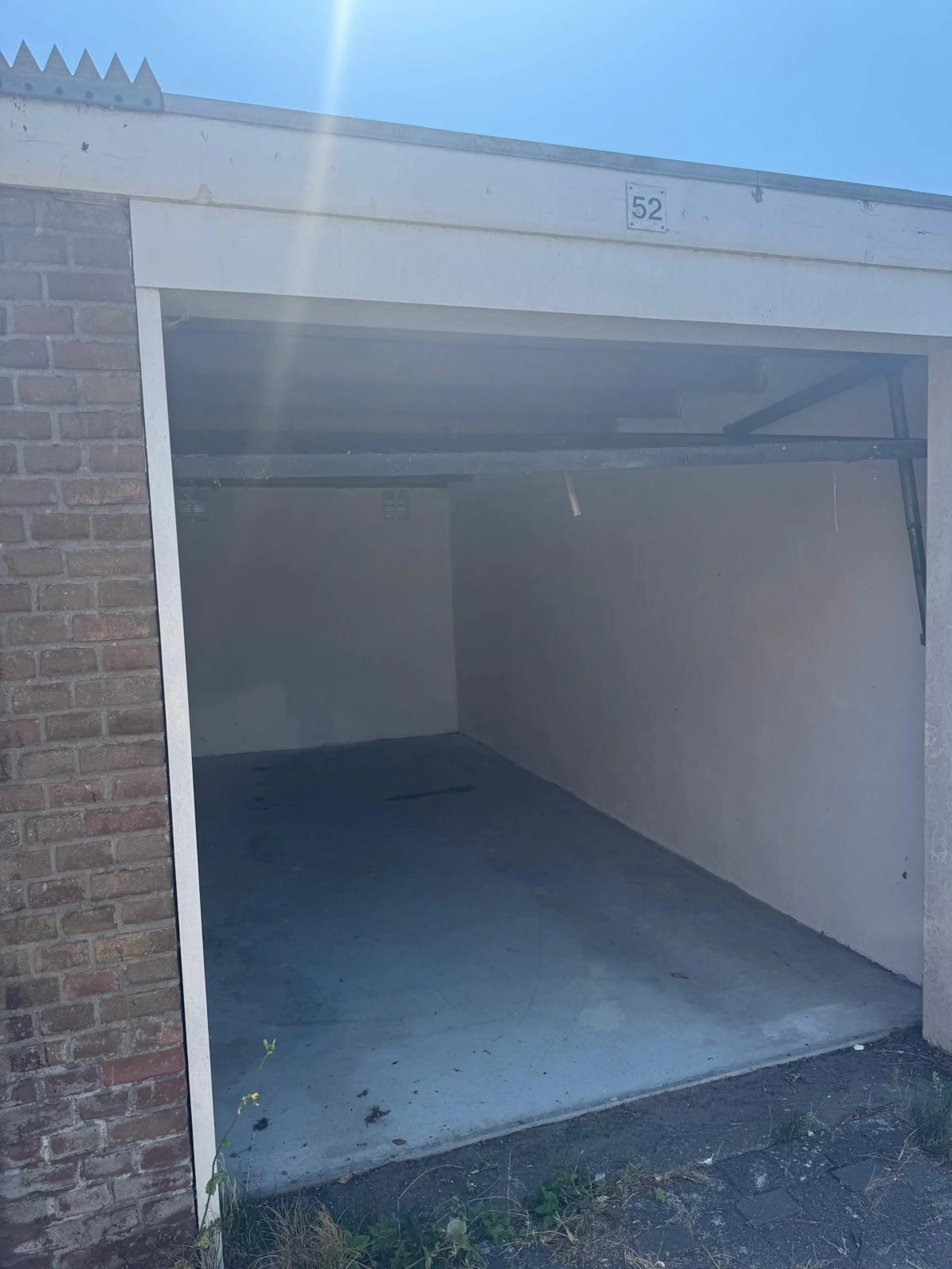 Voorkant garage met deur open
