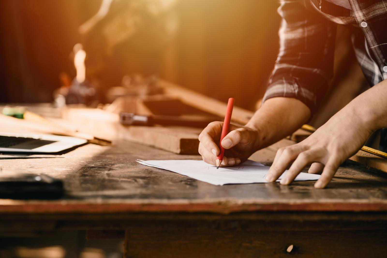 Handwerker Tisch mit Dokumenten