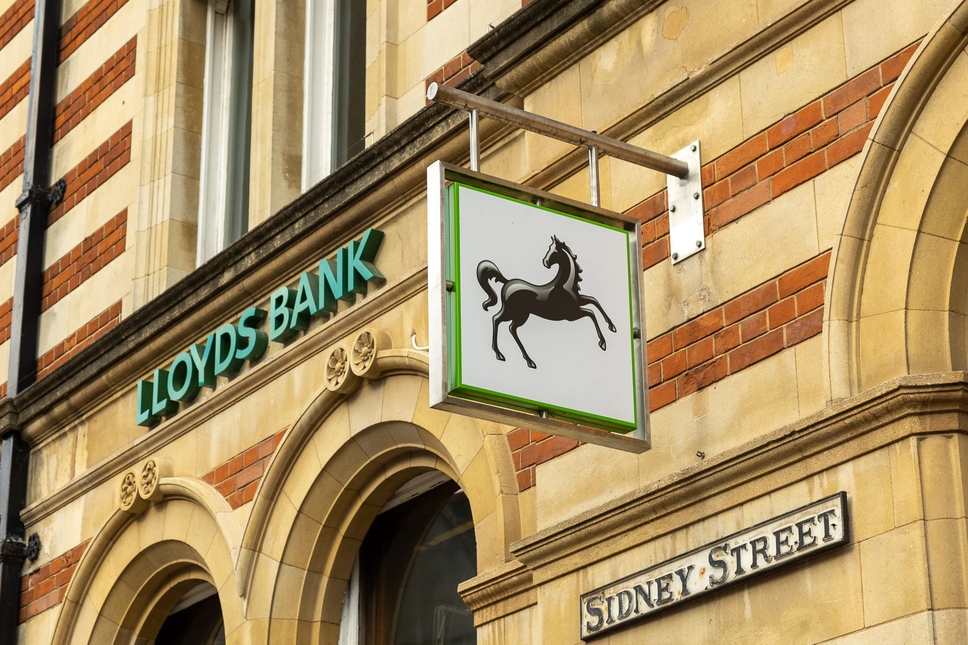 Lloyds Backs FCA Motor Finance Compensation Scheme for Eligible Customers
