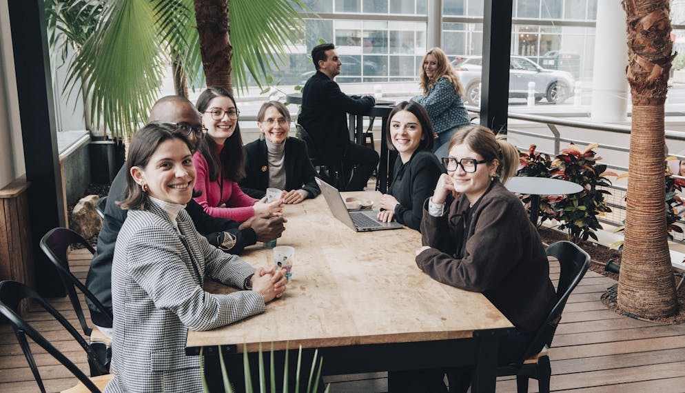 Chez AXA, nous sommes persuadés que pour bien prendre soin de nos clients, nous devons commencer par bien prendre soin de nos collaborateurs ! C’est pour cette raison que nous menons une politique ressources humaines engagée qui favorise la diversité, préserve l’équilibre vie privée-vie professionnelle et accélère le développement des compétences et des carrières.