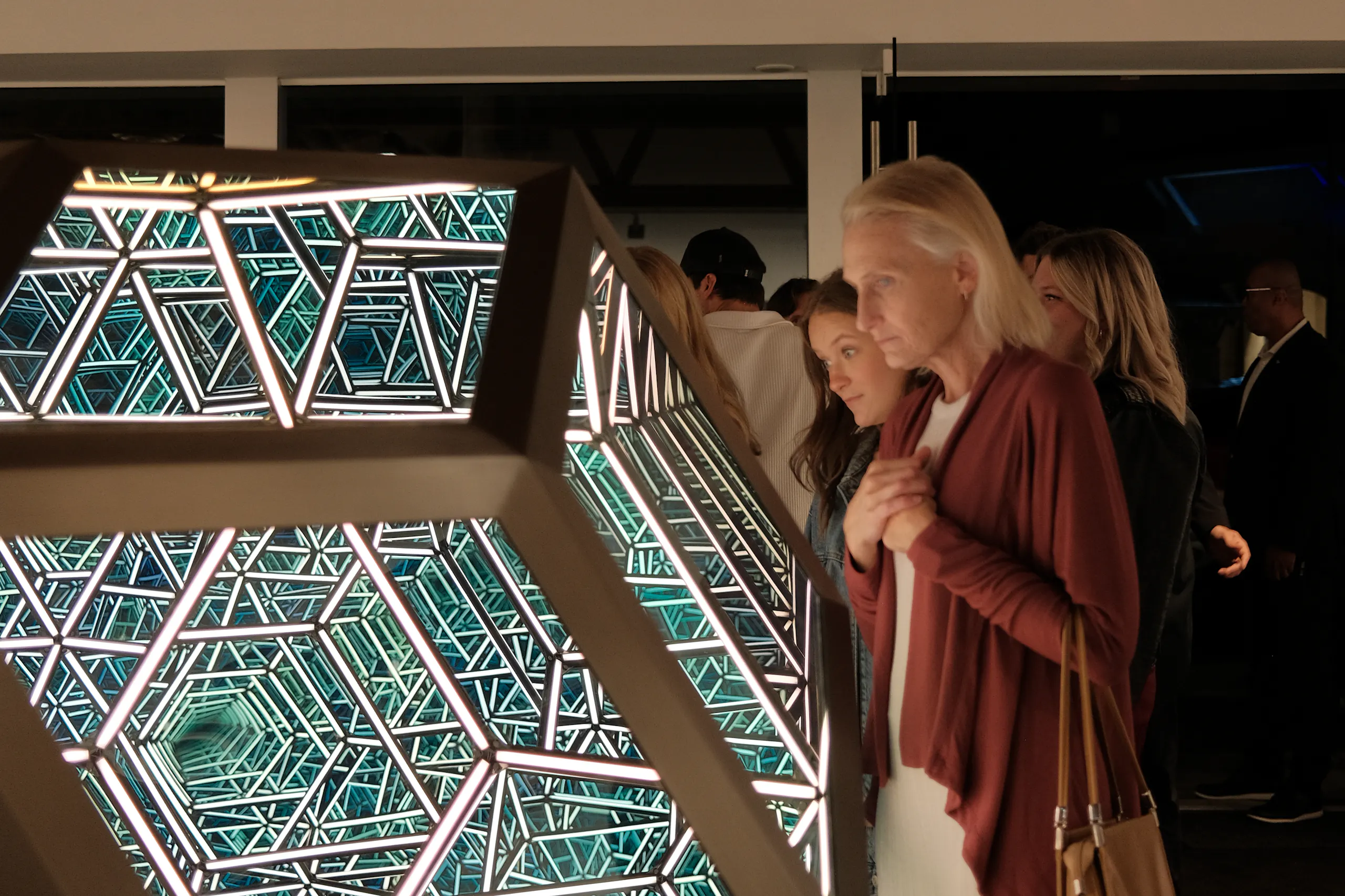 patrons examinging the art