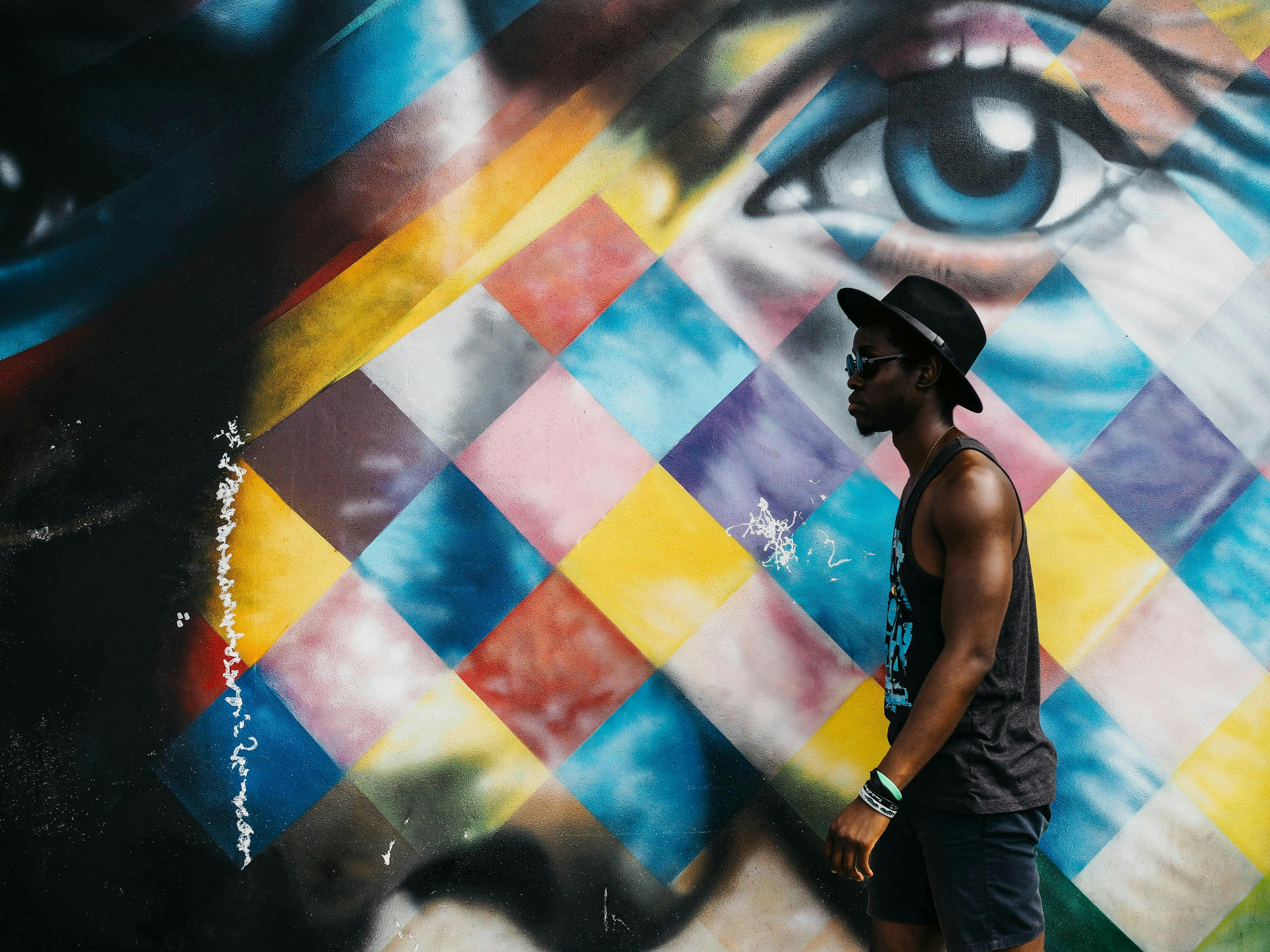 Foto persona y mural con ojo